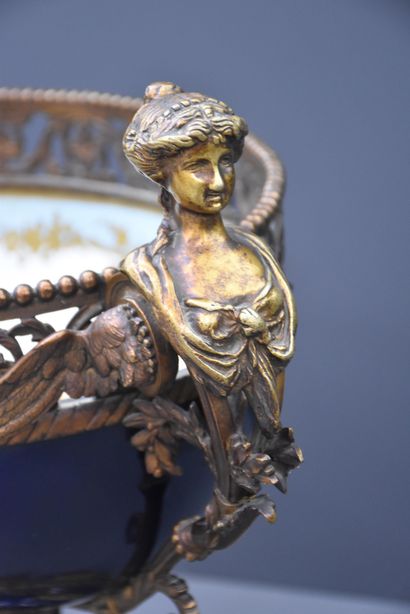 null Impressionnante garniture en porcelaine française dans le goût de Sèvres richement...