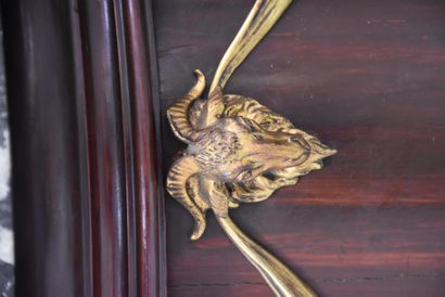 null 一对圆形的桃花心木柱子，上面装饰着镀金的铜制公羊头。旧的修复工作。高度：76厘米。架子的直径：40厘米。