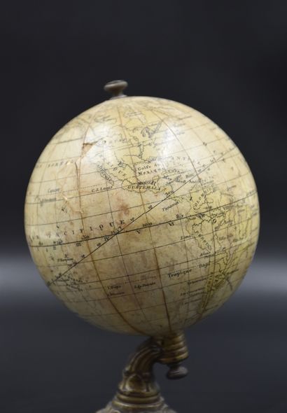 null Globe terrestre VERS 1880. Pied en fonte. Maison Lebègue. Ht : 18 cm