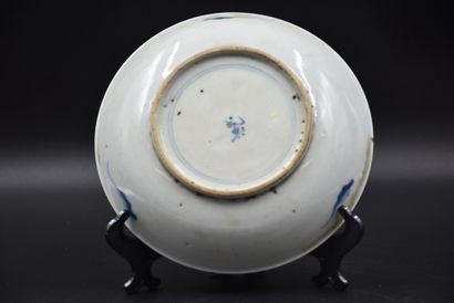 null Coupe en porcelaine , Vietnam XIX ème siècle. Diamètre : 20 cm.