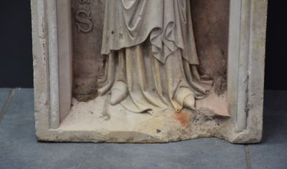 null 新哥特式的法国石雕，三叶形壁龛中的摩西雕像。高度：74厘米。底部有缺口，顶部有一个缺口。