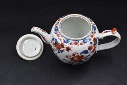 null Antique Chinese porcelain teapot. (Chips on the lid). Height : 14 cm. Width...