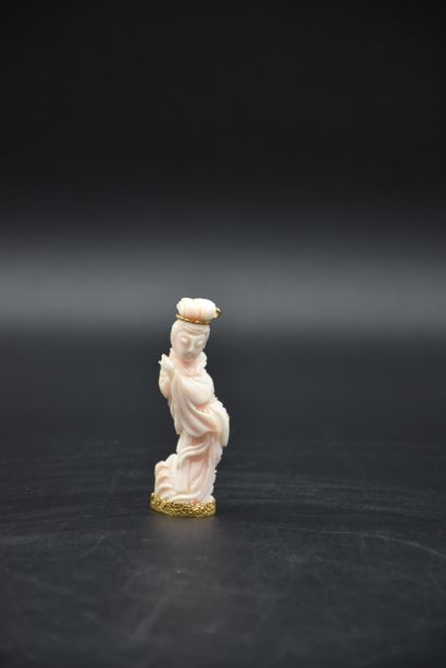null Carved coral with a base and an eagle's head hallmarked 18 K gold clasp. Height:...
