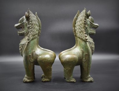 null Pair of Chinese lions in bronze with green patina. 20th century. Height : 25...