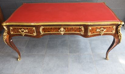 null 卓越的路易十五风格的平面书桌，在橡木框架上的珍贵木皮。丰富的镀金青铜装饰品。镶嵌的花卉装饰。完全修复的拿破仑三世时期的法国优质作品。尺寸：180厘米×...