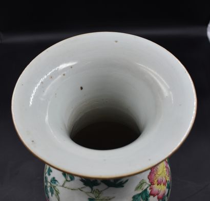 null Vase en porcelaine de chine XIX ème siècle à décor de Phoenix. Ht : 45 cm.