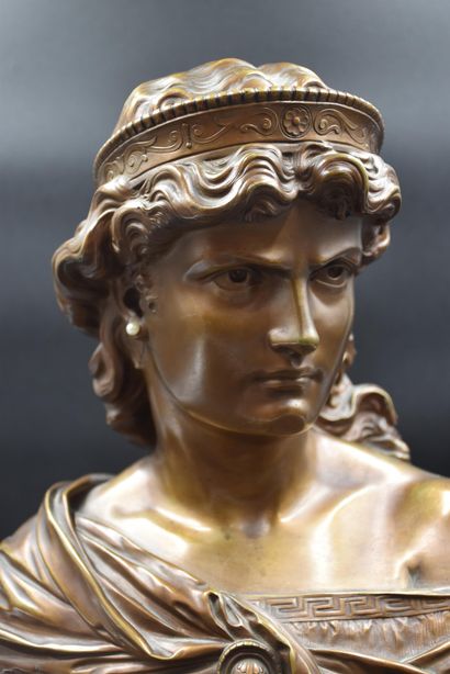 null Bronze bust of a woman in the antique style with a diadem. Signed Richard. Gilt...