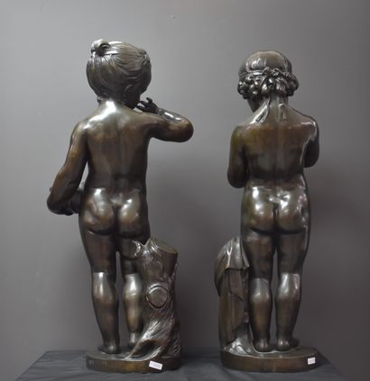 Jean Baptiste PIGALLE (1714-1795) 让-巴蒂斯特-皮加勒（1714-1795）。之后。重要的一对青铜器 XIX ème.孩子们抱...
