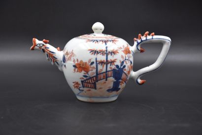 中国18世纪的瓷器茶壶。(小事故)。高度：11厘米。
