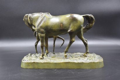 null 铜制马术组，有绿色铜锈。这头母马和她的小马驹。1900年左右的优质作品，在线索的味道上。高度：17厘米。长度：28厘米。