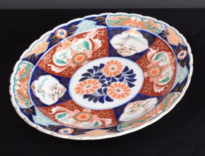 null Pair of Japanese porcelain dishes, 19th century. Diameter : 36,5 cm.