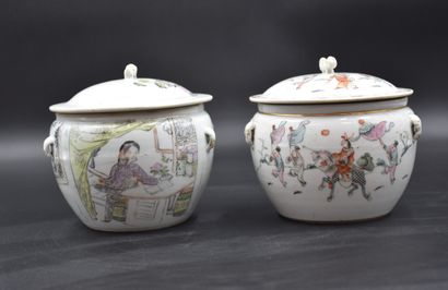 一套2个中国瓷器盖子壶 十九世纪。(一个盖子有小裂缝)。高度：14厘米。