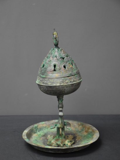 null Perfume burner in bronze of China. Height: 29 cm.