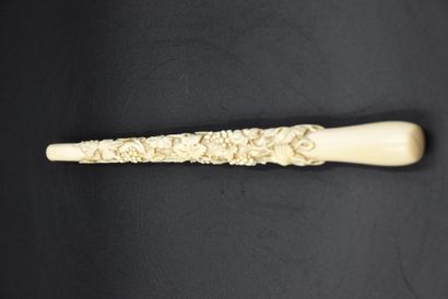 null Umbrella handle in carved ivory with floral decorations. Length : 27 cm