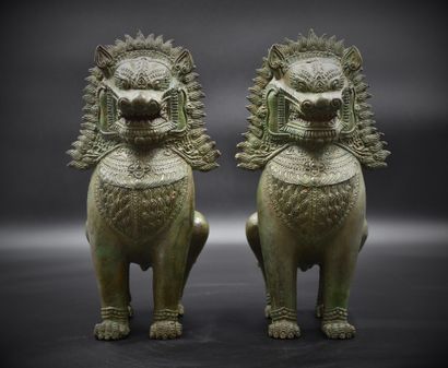 一对中国青铜狮子，有绿色铜锈。高度：25厘米。