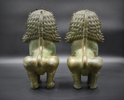 null Pair of Chinese lions in bronze with green patina. 20th century. Height : 25...