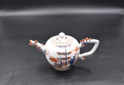 null Porcelain teapot from China 18th century. (Small accidents). Height : 11 cm...