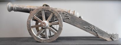 青铜色的小枪（无功能）。木制和铜制马车。枪管长度：71厘米。总长度：104厘米。