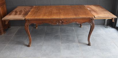 null 橡木的列日桌，19世纪末。顶部的尺寸：160 x 110厘米。带扩展的模型（缺失）。壳体上有划痕/磨损。