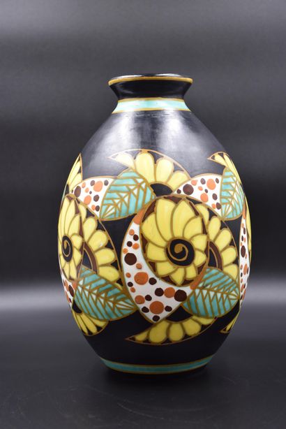 Boch Keramis花瓶，带有哑光装饰。查尔斯-卡托工作室。高度：31厘米。