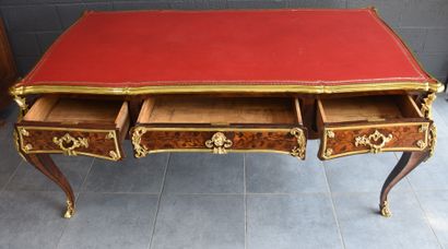 null 卓越的路易十五风格的平面书桌，在橡木框架上的珍贵木皮。丰富的镀金青铜装饰品。镶嵌的花卉装饰。完全修复的拿破仑三世时期的法国优质作品。尺寸：180厘米×...
