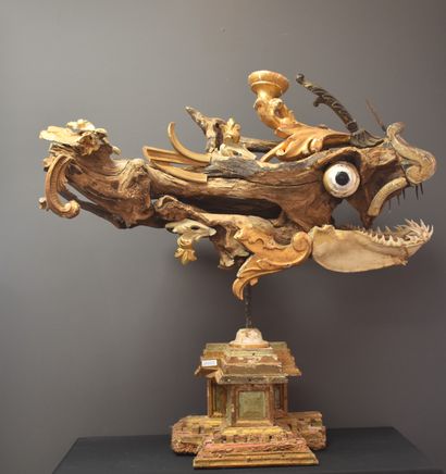 海龙。二十世纪的作品，由十八世纪的雕刻，镀金和铜化的木头元素组成，浮动的木头和一...