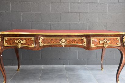 null Exceptional Louis XV style flat desk in precious wood veneer on oak frame. Rich...