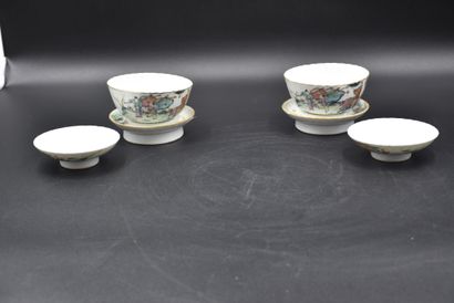 null A pair of Chinese porcelain covered bowls with saucer.