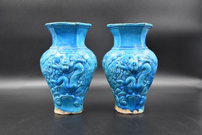 一对绿松石陶瓷六边形花瓶。中国 19世纪。高度：22厘米。