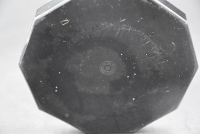null 一个来自Val-Saint-Lambert的装饰艺术切割水晶花瓶，黑色水晶底座，有1930年展览的小印章。高度：21厘米。