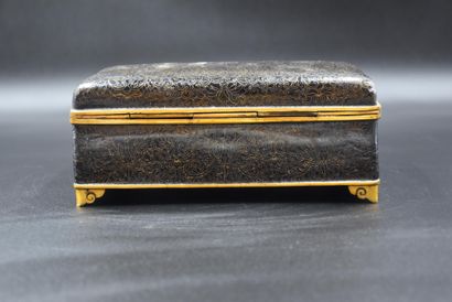 null Chinese cloisonné bronze box. Height : 9 cm. Dimensions : 20 x 14 cm. A small...
