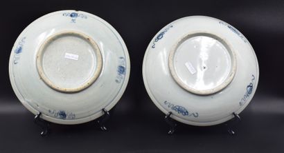 null 一套两件的越南瓷器。(一个裂缝和一个缺口)。直径：28厘米。