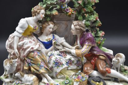 null Romantic group in porcelain of Capodimonte. (some small lacks). Height : 31...
