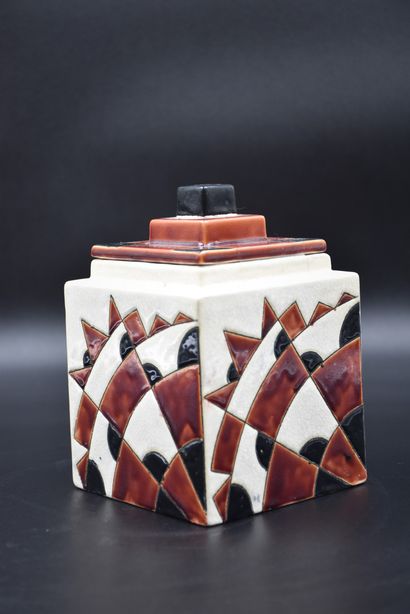 null Boch Keramis box with geometric decoration. Height: 16 cm.