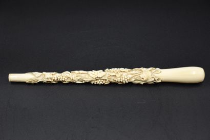 null 伞柄为象牙雕刻，有花纹装饰。长度：27厘米