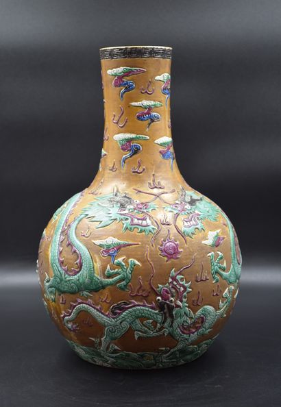 null Vase en porcelaine de Chine XIX ème siècle à décor de dragons en relief . (éclat...
