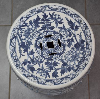 null Tabouret en porcelaine de chine vers 1900 Ht: 48 cm.