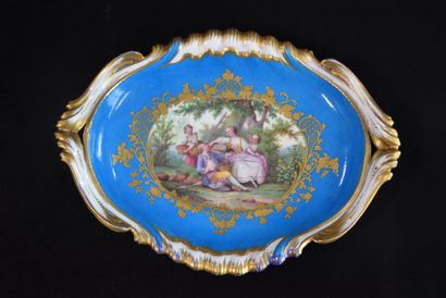 null Plat ovale de forme coquille en porcelaine de Sèvres (?) à décor bucolique peint...