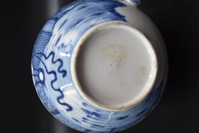 null 18世纪中国瓷器咖啡壶，有白色/蓝色的宝塔装饰。高度：23厘米。