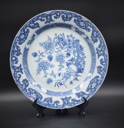 null A set of 18th century Chinese porcelain plates and dishes. (Accidents, photos...