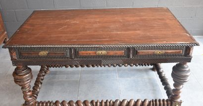 null Portuguese rosewood desk from the 17th century. One leg needs to be restored...