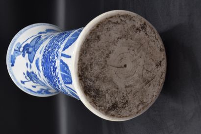 null A Chinese porcelain horn vase from the 19th century. (crack and chip at the...