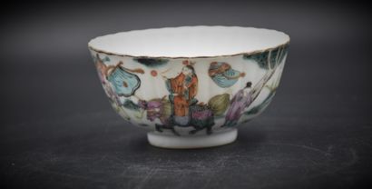 null Paire de bols couverts avec soucoupe en porcelaine de Chine XIX ème siècle.