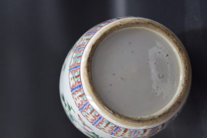 null Vase en porcelaine de chine XIX ème siècle à décor de Phoenix. Ht : 45 cm.