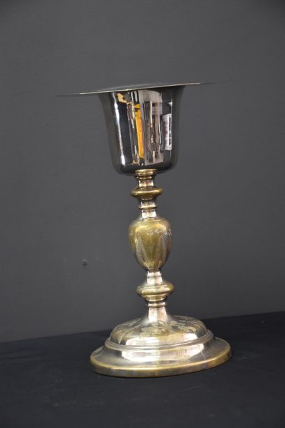 null 银质圣杯和圣餐盘。杯子上有1819年至1838年的法国印记，银质950/°部门（老妇人的头）。镀银金属脚，刻有装饰（产地？），整体装在一个木盒里。高度...