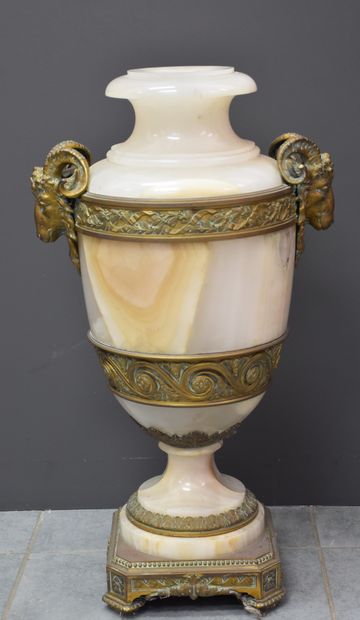 壮观的拿破仑三世时期的玛瑙和丰富的青铜器装饰的卡索莱特。高度：75厘米。