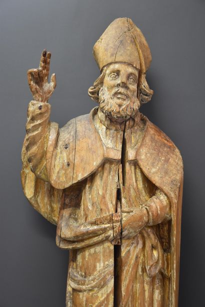 null Important 17th century wooden sculpture representing a bishop blessing with...