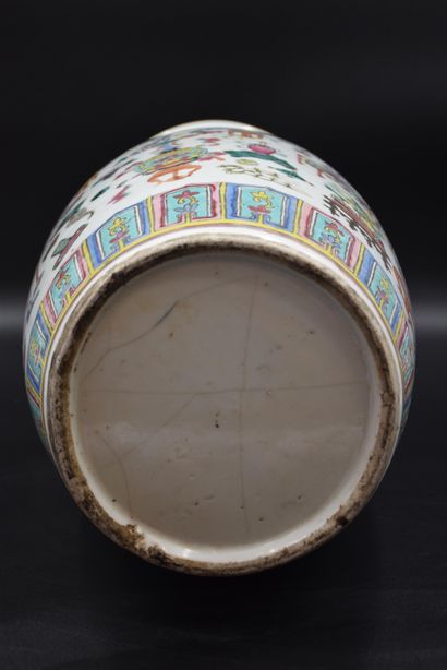 null 一件19世纪的中国瓷器花瓶。(底座上的星星)。高度：46厘米。