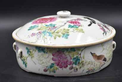19世纪的中国瓷器盖碗。直径：22厘米。
