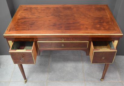 null Louis XVI period system table. Mahogany, bronze and white marble. The mahogany...